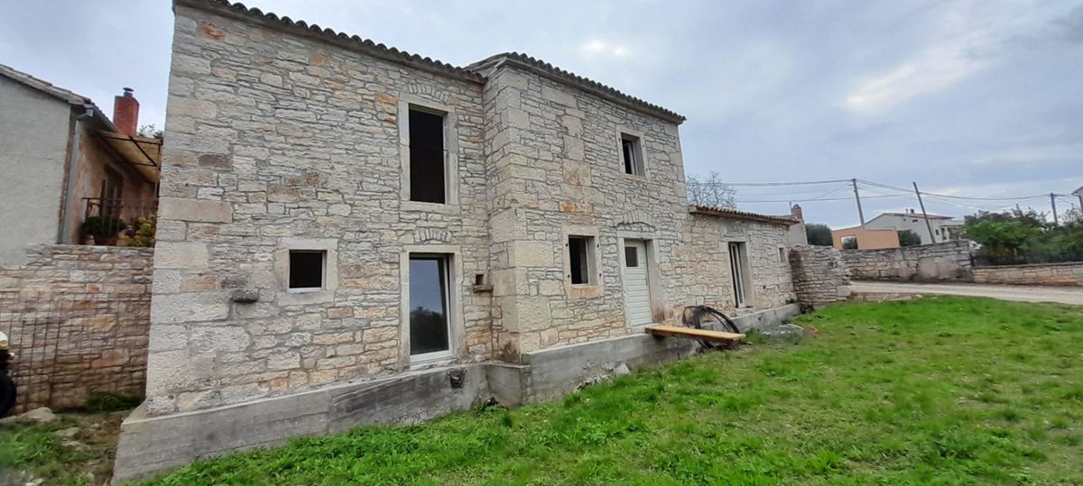 Una bella casa in pietra ristrutturata con piscina nel cuore di Pisino!