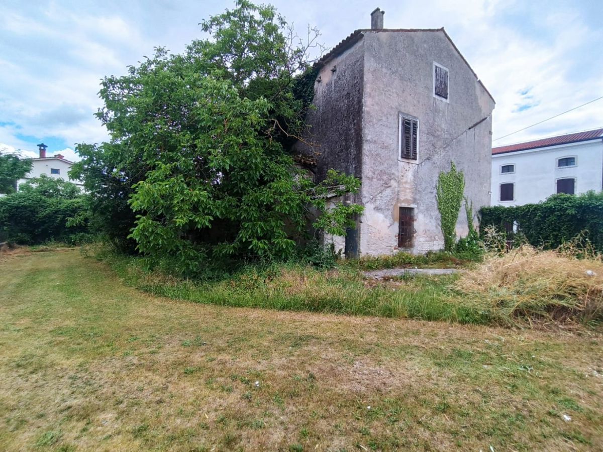 Spaziosa casa in pietra da ristrutturare, Tinjan