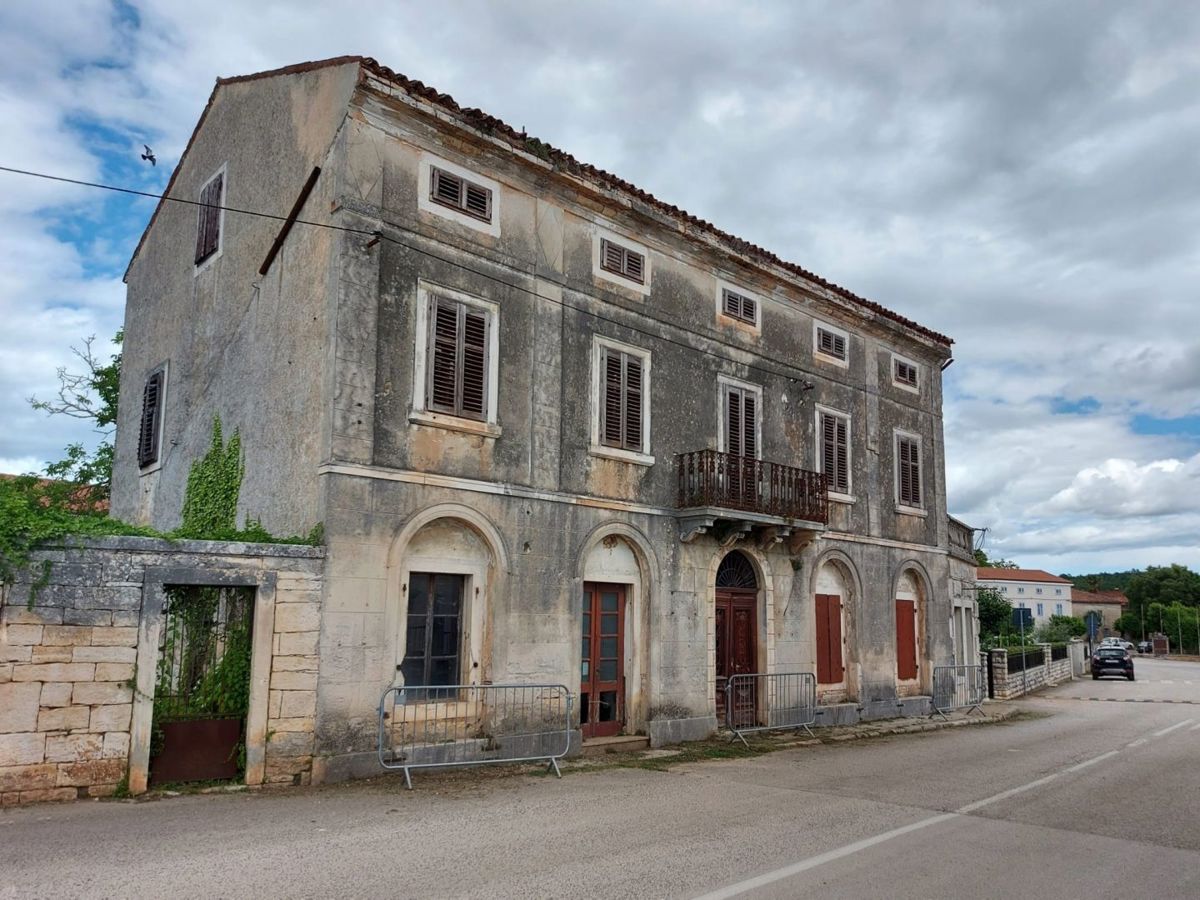 Spaziosa casa in pietra da ristrutturare, Tinjan