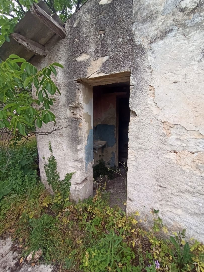 Spaziosa casa in pietra da ristrutturare, Tinjan