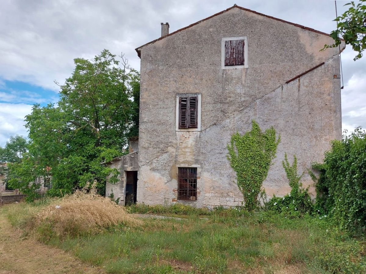 Spaziosa casa in pietra da ristrutturare, Tinjan