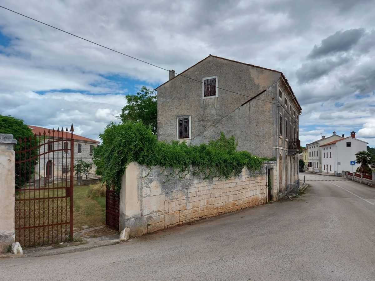 Spaziosa casa in pietra da ristrutturare, Tinjan