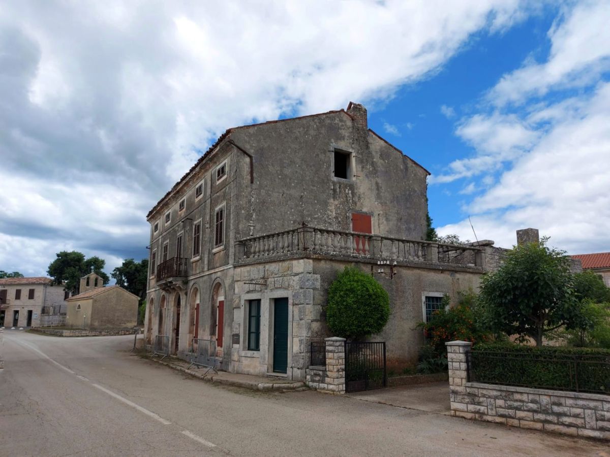 Spaziosa casa in pietra da ristrutturare, Tinjan