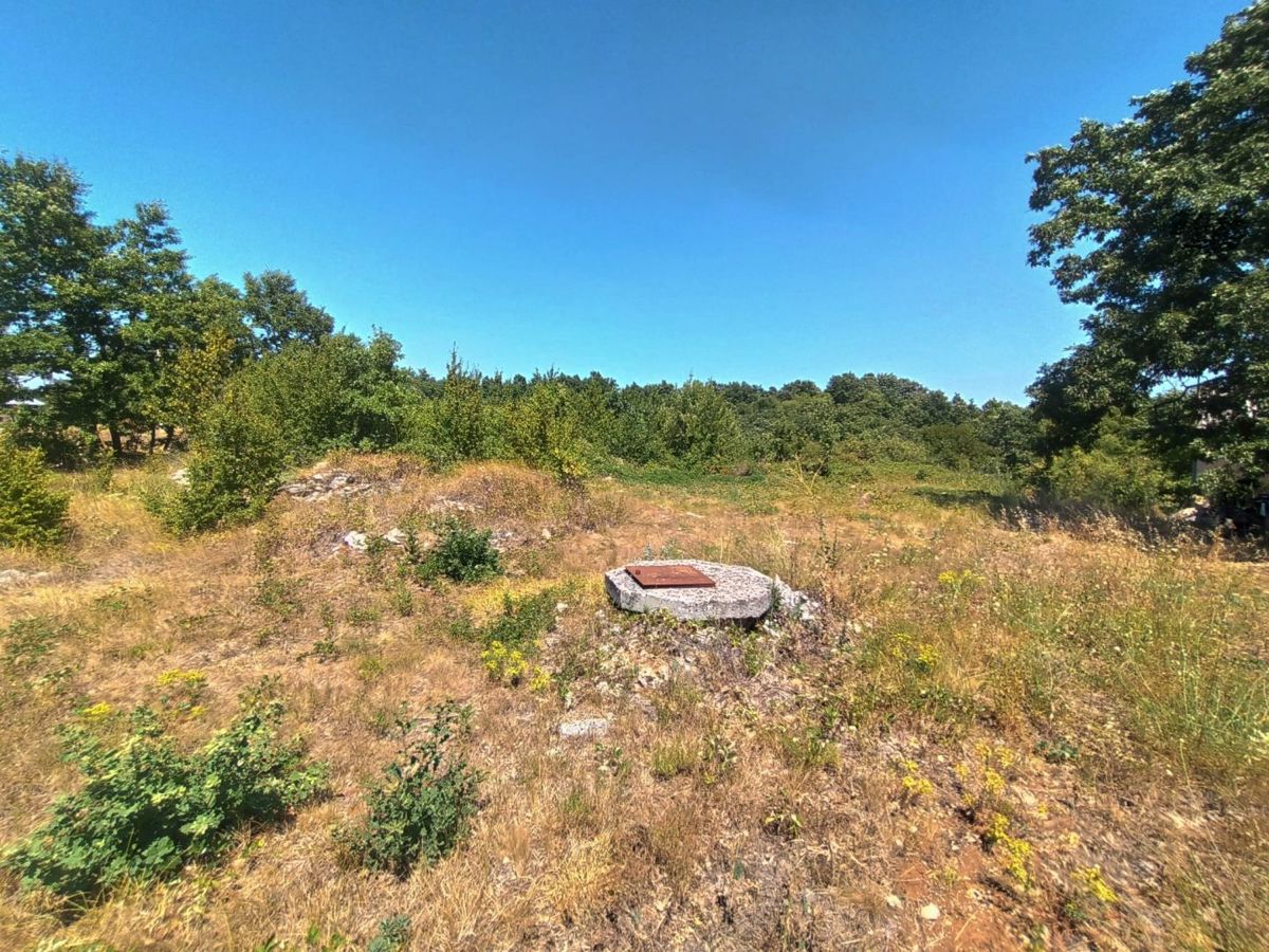 Terreno edificabile di 2472 m2, nelle vicinanze di Svetvinčent