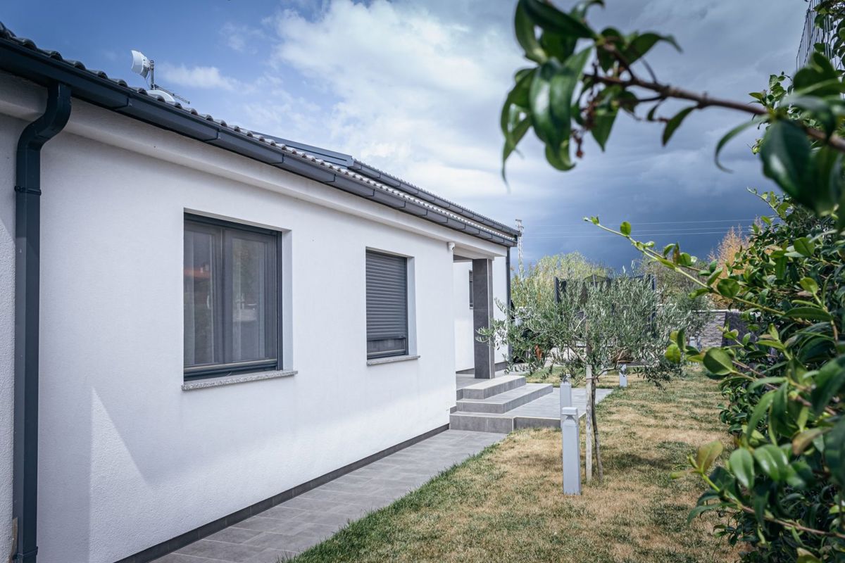 Moderna casa a un piano con piscina, vicino a Pola