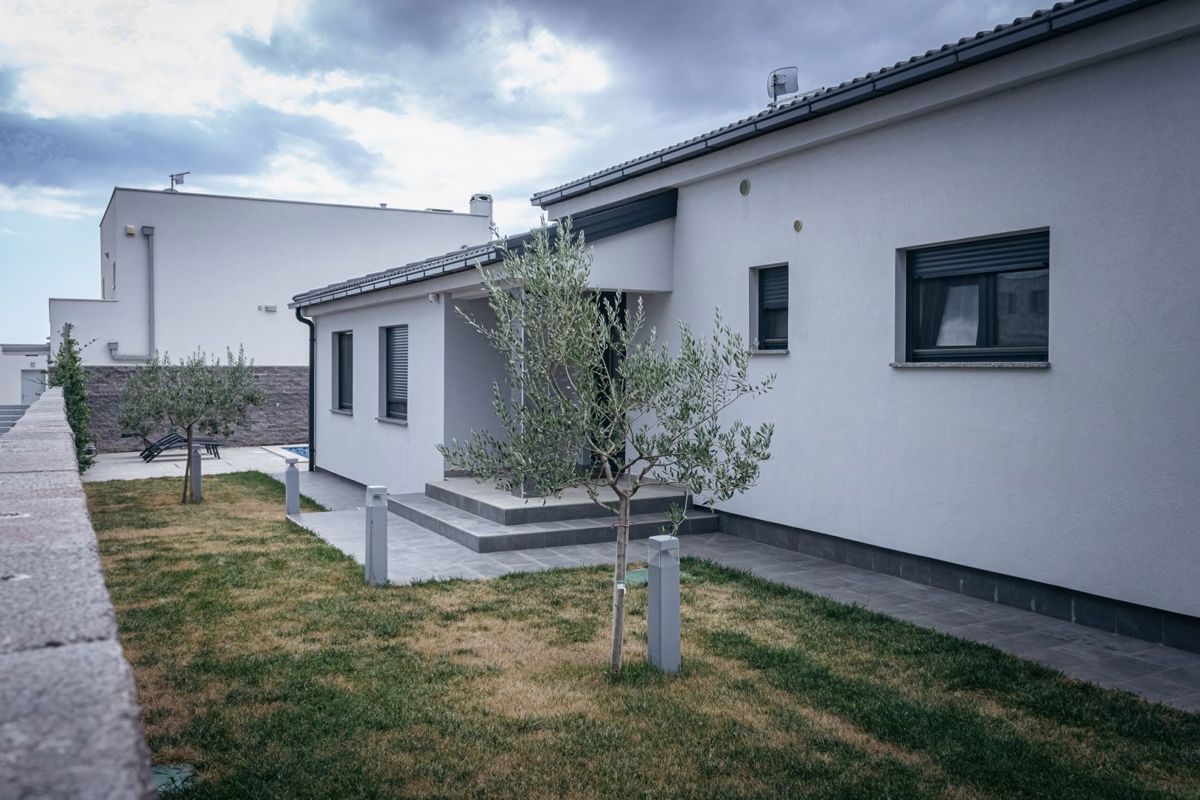 Moderna casa a un piano con piscina, vicino a Pola