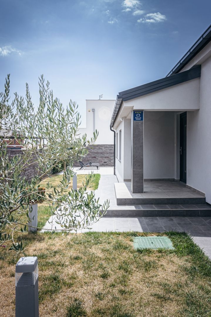 Moderna casa a un piano con piscina, vicino a Pola