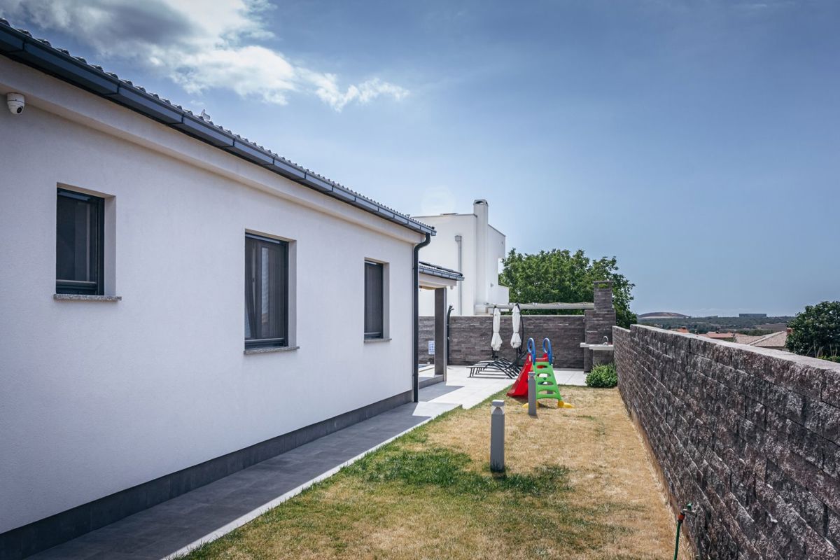 Moderna casa a un piano con piscina, vicino a Pola