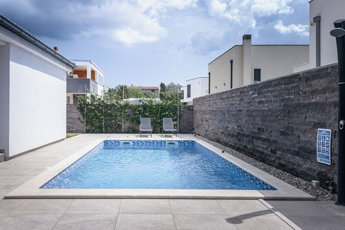 Moderna casa a un piano con piscina, vicino a Pola