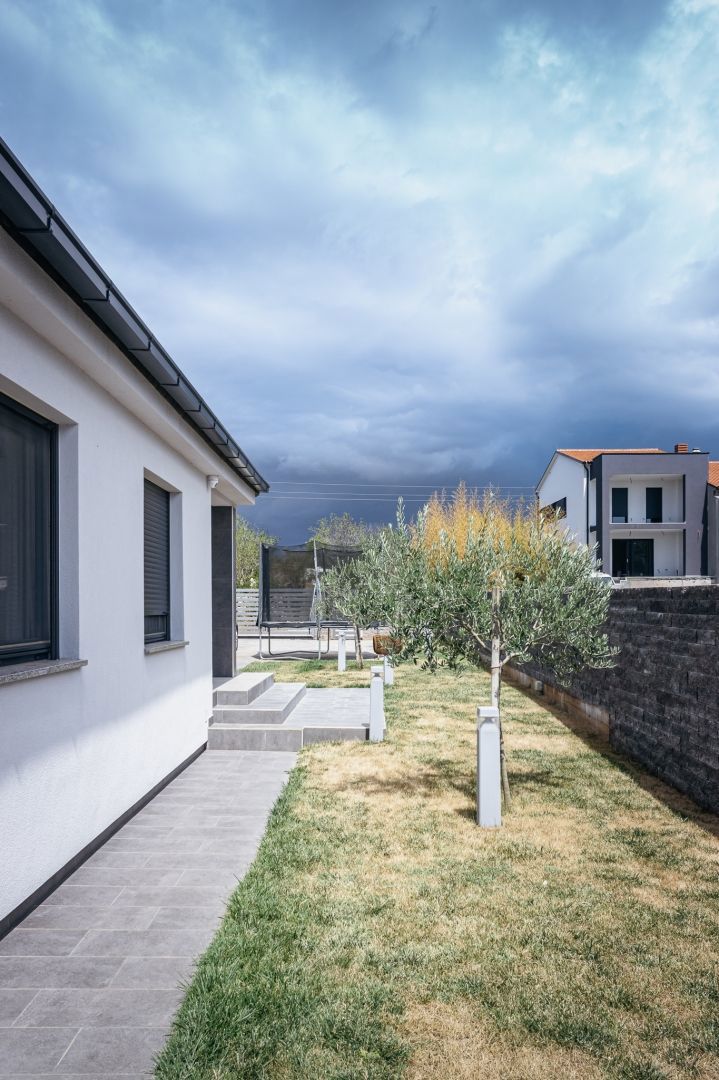 Moderna casa a un piano con piscina, vicino a Pola