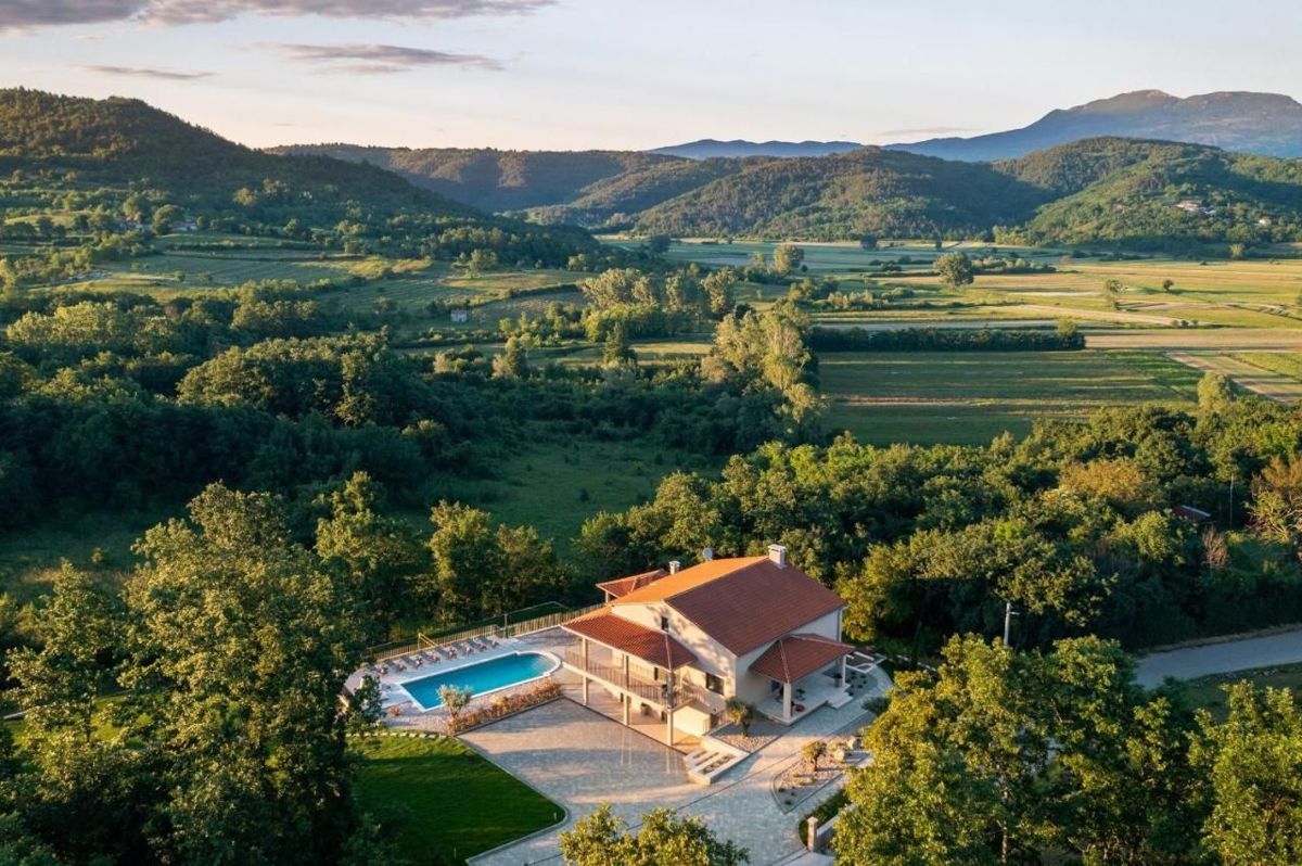 Lussuosa villa immersa nel verde