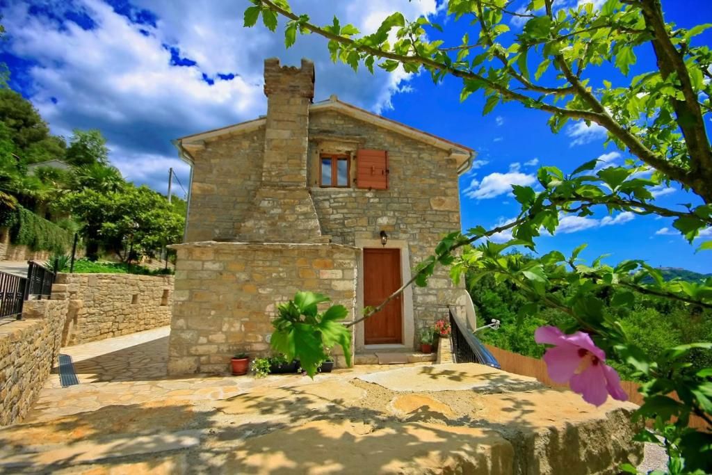 Casa in pietra con piscina e vista panoramica, vicino a Oprtalj