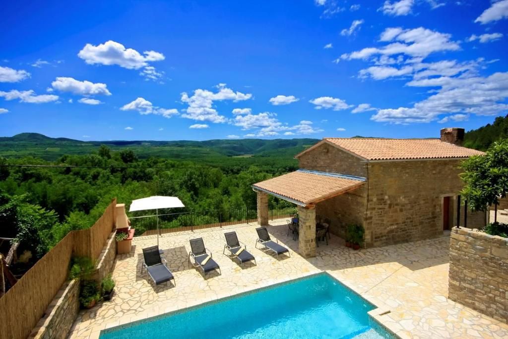 Casa in pietra con piscina e vista panoramica, vicino a Oprtalj