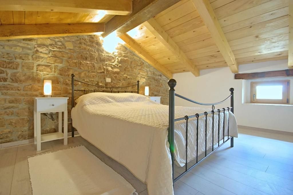 Casa in pietra con piscina e vista panoramica, vicino a Oprtalj