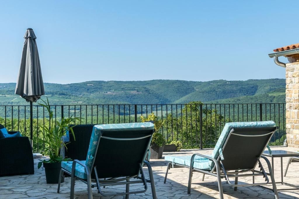 Casa in pietra con piscina e vista panoramica, vicino a Oprtalj