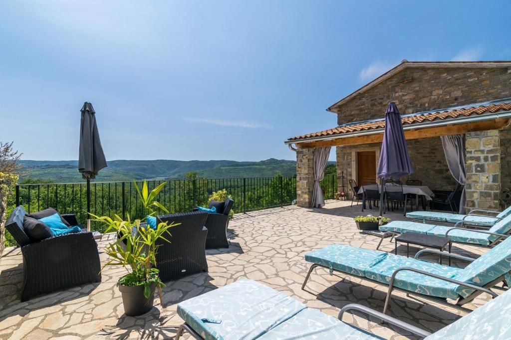 Casa in pietra con piscina e vista panoramica, vicino a Oprtalj