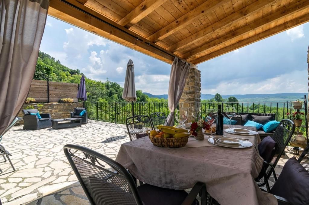 Casa in pietra con piscina e vista panoramica, vicino a Oprtalj