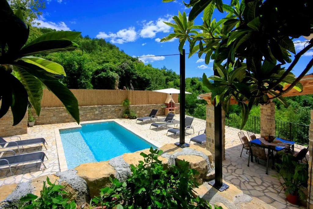 Casa in pietra con piscina e vista panoramica, vicino a Oprtalj