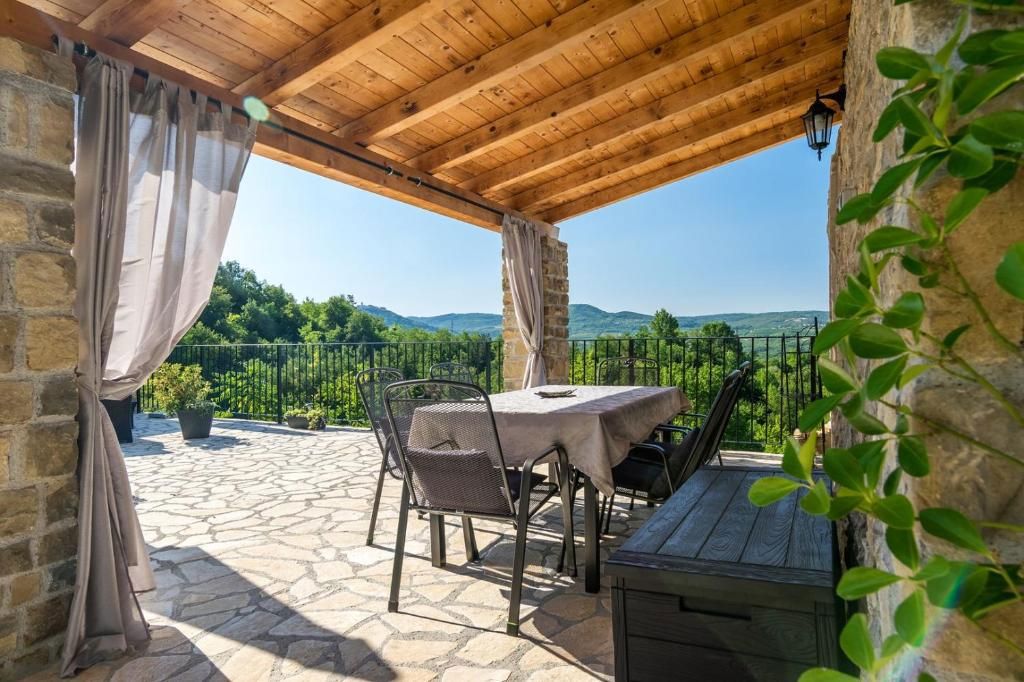 Casa in pietra con piscina e vista panoramica, vicino a Oprtalj