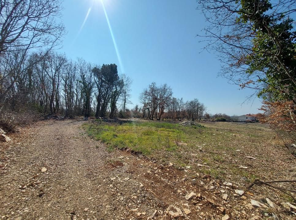 Un ampio terreno misto di 4697 m2, vicino a Tinjan