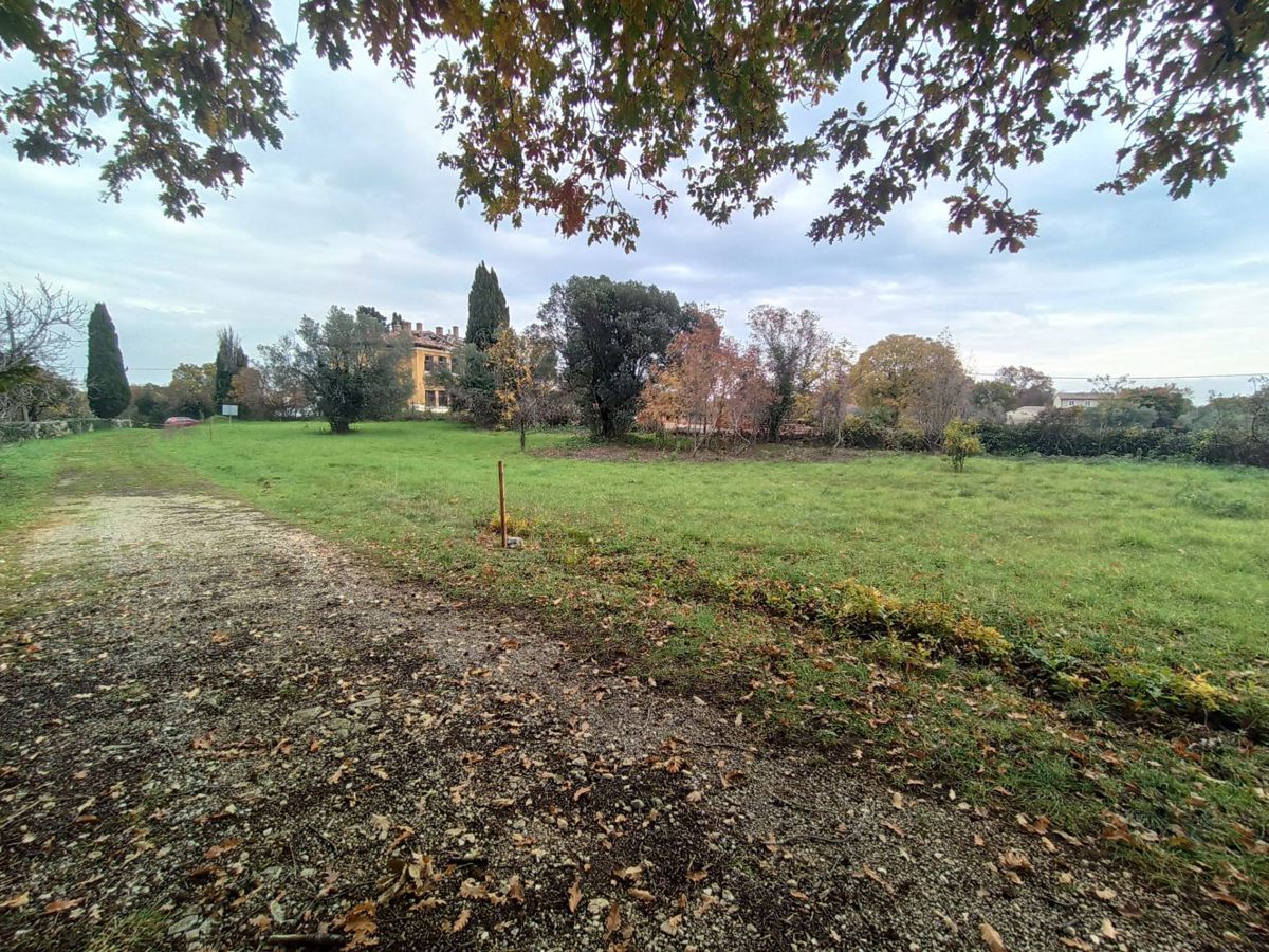 Terreno edificabile in una posizione tranquilla, vicino a Marčana