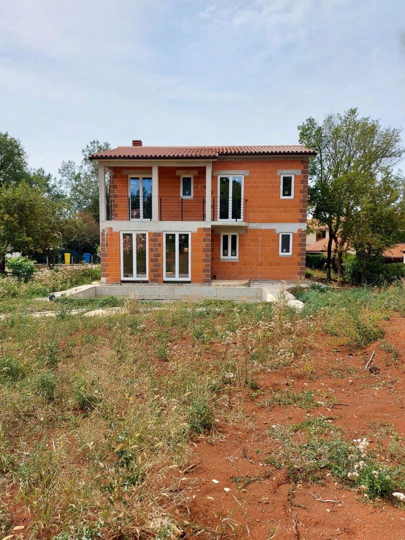 Casa con piscina in fase Roh-Bau, vicino a Barban