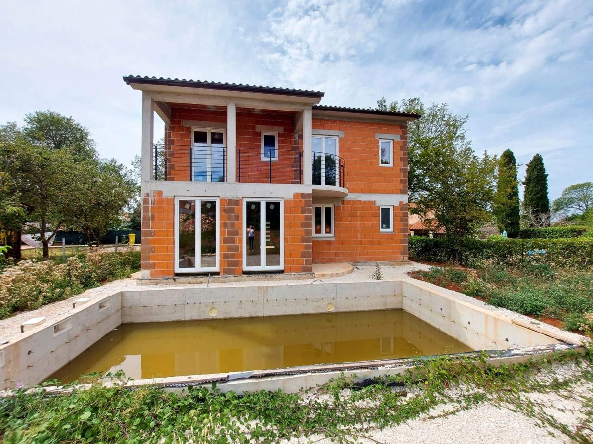 Casa con piscina in fase Roh-Bau, vicino a Barban