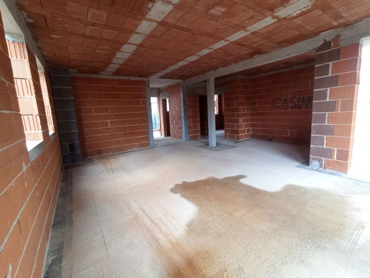 Casa con piscina in fase Roh-Bau, vicino a Barban