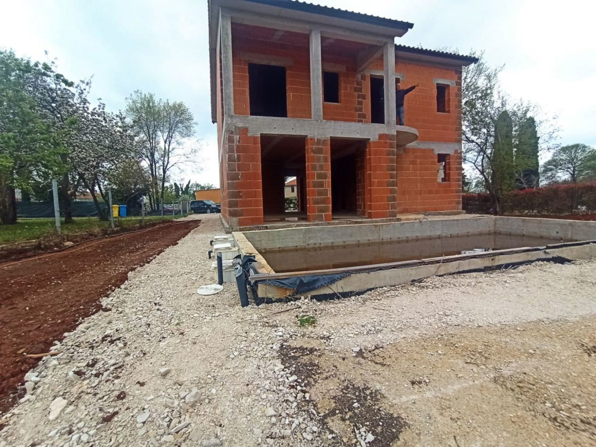 Casa con piscina in fase Roh-Bau, vicino a Barban