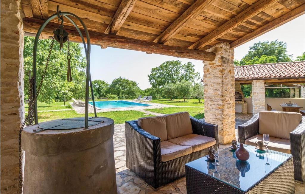 Casa indigena d'Istria in pietra con piscina, vicino a Barban