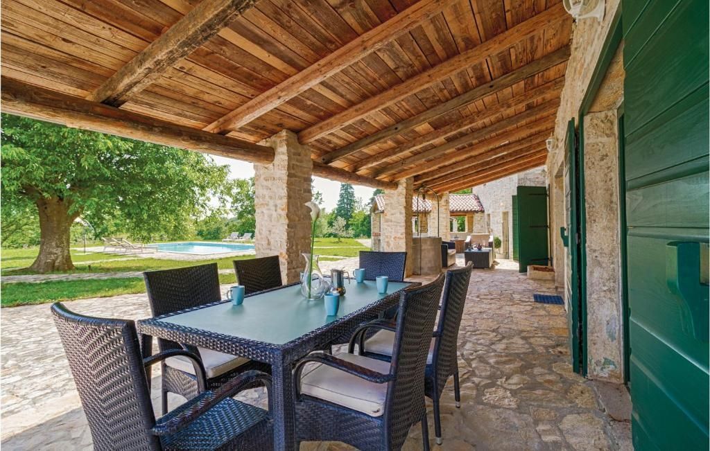 Casa indigena d'Istria in pietra con piscina, vicino a Barban