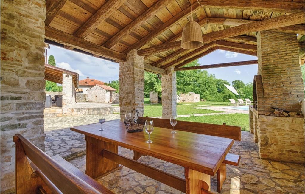 Casa indigena d'Istria in pietra con piscina, vicino a Barban