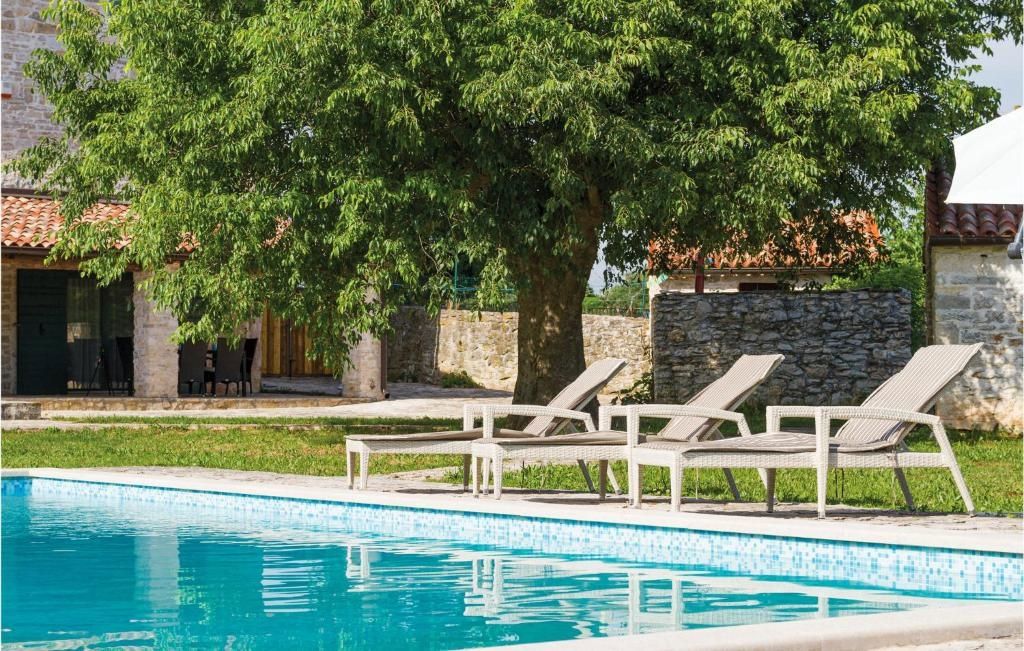 Casa indigena d'Istria in pietra con piscina, vicino a Barban