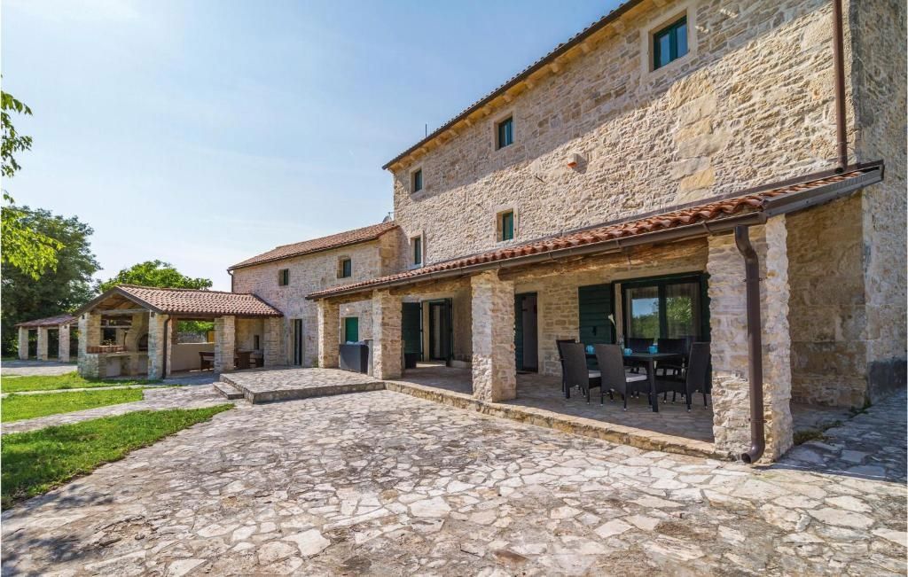 Casa indigena d'Istria in pietra con piscina, vicino a Barban