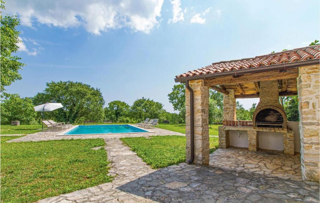 Casa indigena d'Istria in pietra con piscina, vicino a Barban