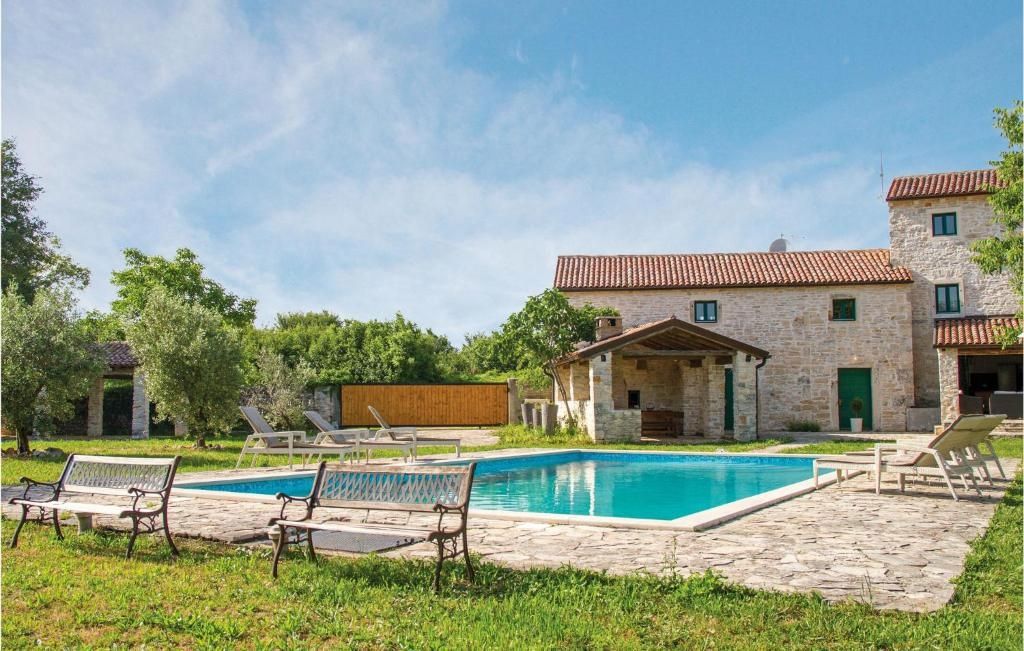 Casa indigena d'Istria in pietra con piscina, vicino a Barban