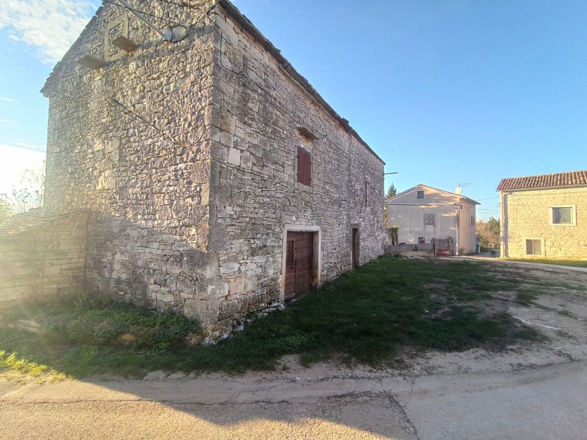 Casa in pietra bifamiliare da adattare, vicino a Svetvinčenat