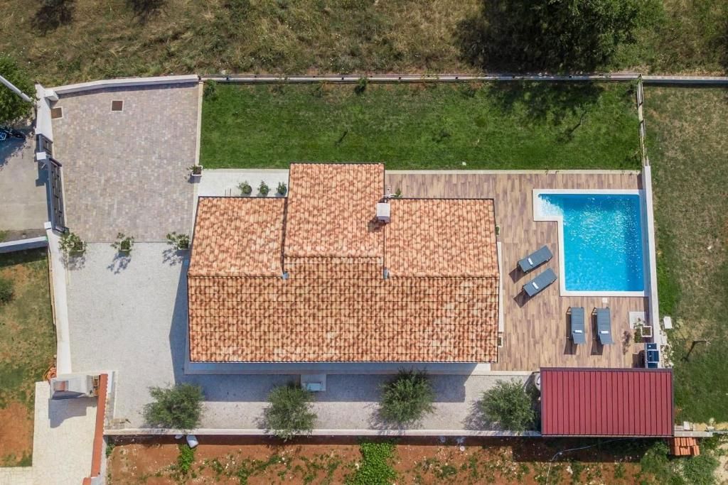 Una bella casa a un piano con piscina, vicino a Parenzo