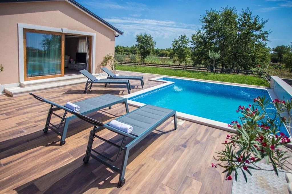 Una bella casa a un piano con piscina, vicino a Parenzo