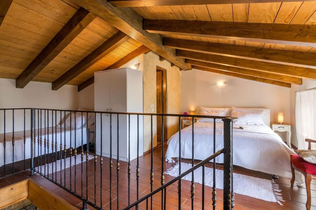 Casa in pietra con piscina e vista panoramica, vicino a Oprtalj