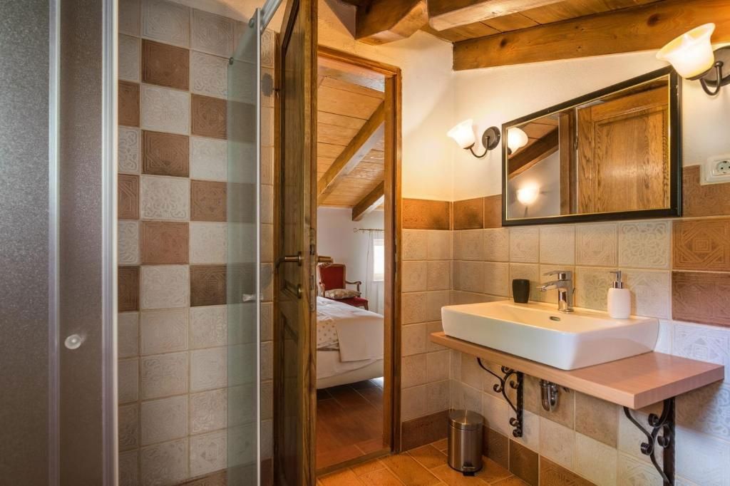 Casa in pietra con piscina e vista panoramica, vicino a Oprtalj