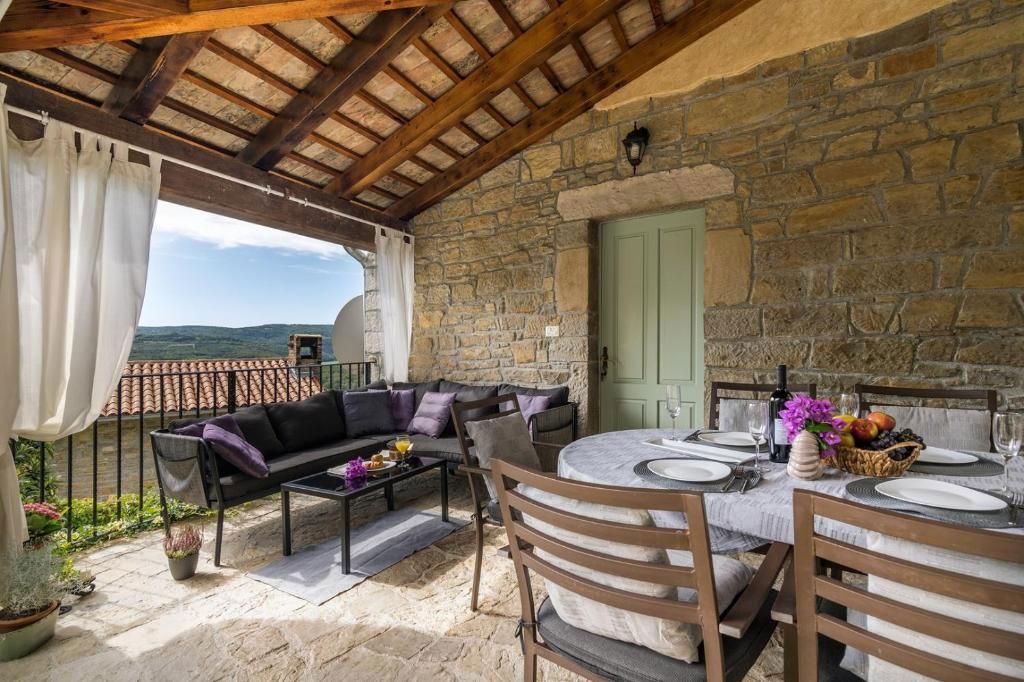 Casa in pietra con piscina e vista panoramica, vicino a Oprtalj