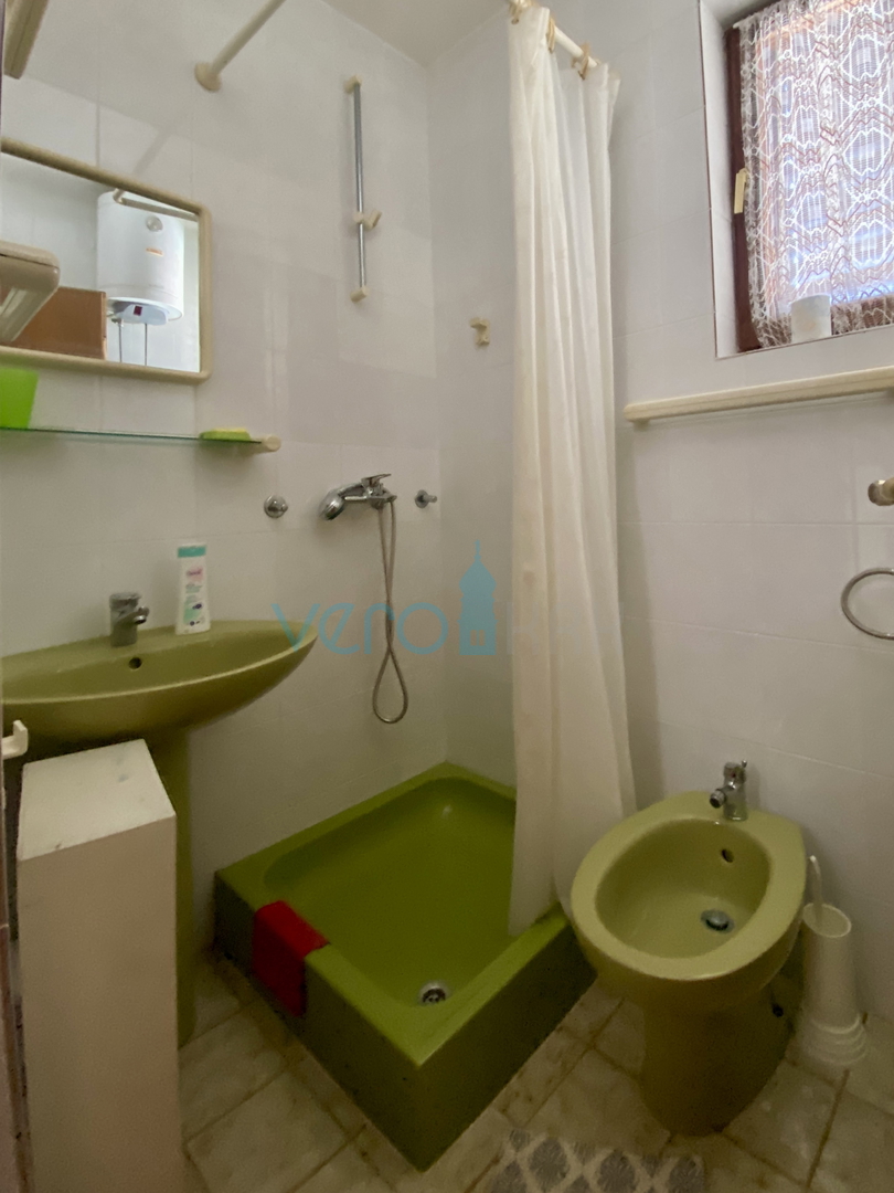 Njivice, isola di Krk, casa indipendente con giardino e vista mare, vendita