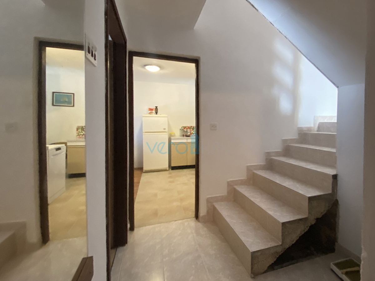 Njivice, isola di Krk, casa indipendente con giardino e vista mare, vendita