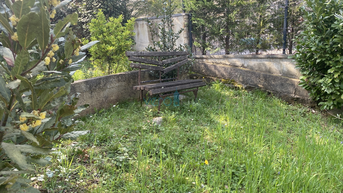 Njivice, isola di Krk, casa indipendente con giardino e vista mare, vendita