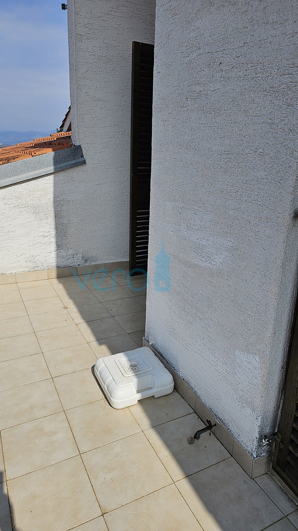Njivice, isola di Krk, casa indipendente con giardino e vista mare, vendita