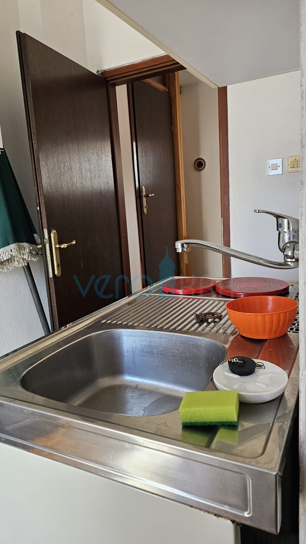 Njivice, isola di Krk, casa indipendente con giardino e vista mare, vendita
