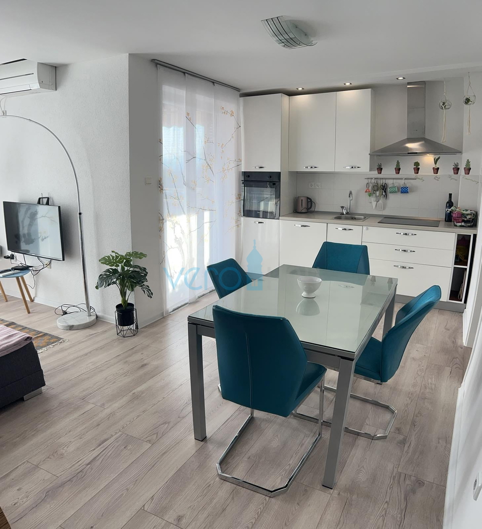 Malinska, isola di Krk, bellissimo appartamento al piano terra 60 m2, giardino 40 m2, in vendita