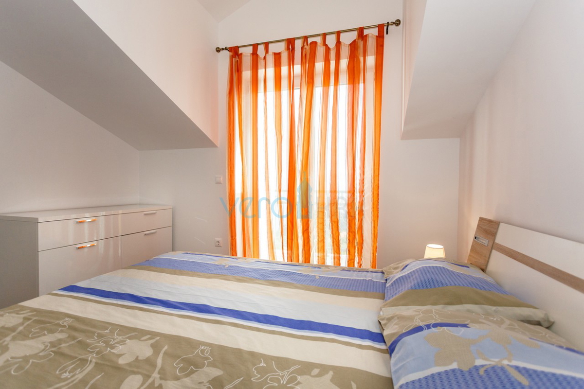 Isola di Krk, Vrbnik, appartamento mansardato 70m2 con vista mare, in vendita