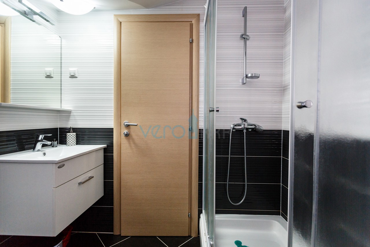 Isola di Krk, Vrbnik, appartamento mansardato 70m2 con vista mare, in vendita
